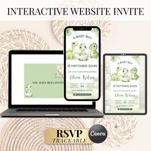 Puede incluir: Una invitación digital interactiva para baby shower mostrada en una laptop, smartphone y tablet. El diseño presenta dinosaurios verdes en acuarela, el texto A BABY BOY IS HATCHING SOON, detalles del evento y un botón de Google Maps.
