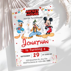 Op de afbeelding: Een witte uitnodiging met illustraties van Mickey Mouse, Donald Duck en Goofy. De uitnodiging luidt "Join Us To Celebrate" en bevat de naam "Jonathan" en de tekst "Is Turning 4". De datum is 29 september om 10:00 uur.