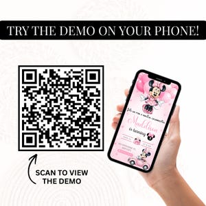 K&ouml;nnte beinhalten: Ein schwarz-wei&szlig;er QR-Code mit dem Text TRY THE DEMO ON YOUR PHONE! und SCAN TO VIEW THE DEMO. Ein Smartphone zeigt eine rosa Geburtstagseinladung mit einer Zeichentrickmaus, Luftballons und dem Namen Maddison is turning 3.