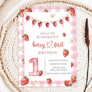 Puede incluir: Una invitación rosa y blanca con estampado de cuadros vichy con ilustraciones de fresas y margaritas. El texto dice "Únete a la fiesta del primer cumpleaños de Madison" con detalles del evento. Un gran número "1" está decorado con flores.
