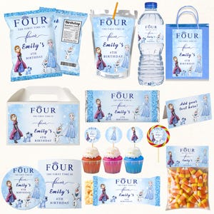 Könnte beinhalten: Eine Sammlung von Partyartikeln mit Frozen-Thema. Enthält Chipstüten, Saftbeutel, Wasserflaschen, Geschenktüten, eine Süßigkeitenbox, Schokoriegel, Cupcake-Topper, einen Lutscher und Süßigkeiten. Alle Artikel tragen den Text "FOUR, the first time in forever, Emily's 4th Birthday."