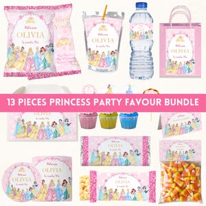 Puede incluir: Una colección de recuerdos de fiesta con temática de princesas rosas, que incluyen bolsas de patatas fritas, bolsas de zumo, botellas de agua, bolsas de regalo y caramelos. Los artículos presentan ilustraciones de princesas y el nombre "Olivia".