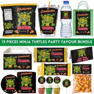 Puede incluir: Un conjunto de recuerdos de fiesta de las Tortugas Ninja, que incluye bolsas, bolsas para bebidas, botellas de agua y caramelos. Cada artículo presenta el texto "Cowabunga" y "Daniel cumple 7 años". El paquete incluye varios suministros para fiestas.