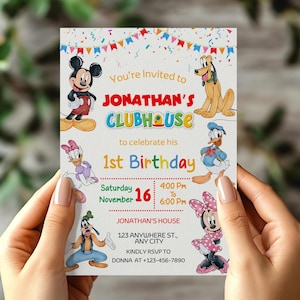 Puede incluir: Una colorida invitaci&oacute;n para el primer cumplea&ntilde;os de Jonathan, con personajes de dibujos animados como Mickey Mouse y Pluto. La invitaci&oacute;n incluye el texto "You're Invited to JONATHAN'S CLUBHOUSE" y los detalles del evento.