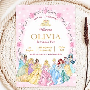 Op de afbeelding: Roze uitnodiging met prinsessenthema met de tekst "Join us to celebrate Princess Olivia Is Turning Five." Voorzien van illustraties van Disney-prinsessen en een gouden koets. Bevat datum, tijd en RSVP-informatie.