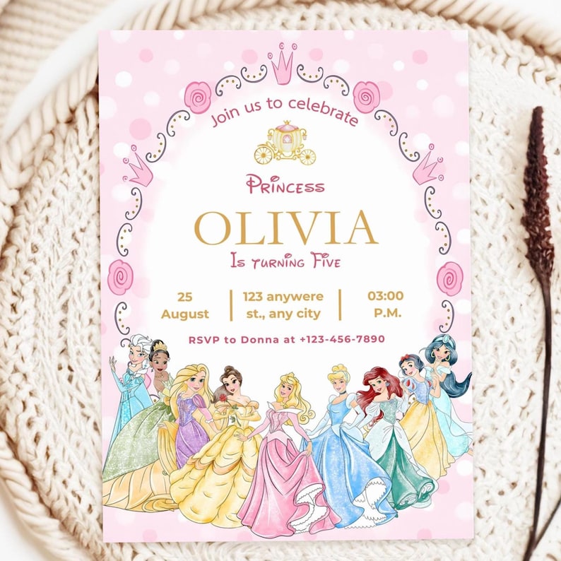 Op de afbeelding: Roze uitnodiging met prinsessenthema met de tekst "Join us to celebrate Princess Olivia Is Turning Five." Voorzien van illustraties van Disney-prinsessen en een gouden koets. Bevat datum, tijd en RSVP-informatie.