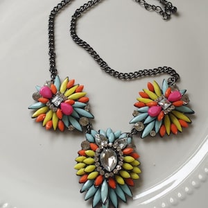 Vintage 1980s Bold Floral Statement Necklace – 20&quot; Chunky Resin Flower Bib Jewelry, Boho Festival Necklace, Colorful Gift for Her