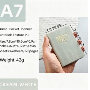 以下が含まれることがあります： 表面に2027の金文字が刻印された、テクスチャ加工のカバーを持つライトグリーンのA7ポケットプランナー。サイズは7.8cm x 10.6cm x 0.9cmで、64枚のシートと128ページで構成され、全体の重量は42グラムです。