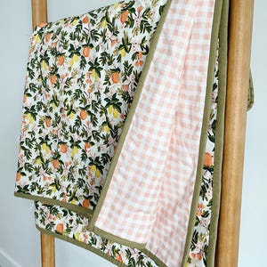 Manta floral de algodón anudada a mano de Citrus Garden