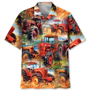 Puede incluir: Camisa de manga corta con estampado integral de tractores rojos vintage en un campo. El diseño incluye girasoles y un paisaje colorido, creando un patrón rústico. La camisa tiene un cuello clásico y un corte relajado.