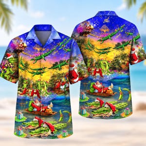 Op de afbeelding: Een overhemd met korte mouwen en knoopsluiting, voorzien van een kleurrijke print van de Kerstman en groene alligators met kerstmutsen. Het ontwerp bevat tropische elementen, muzieknoten en cadeauverpakkingen tegen een achtergrond van een zonsondergang.