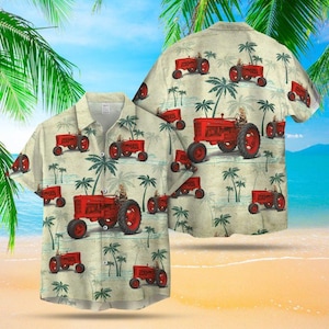 Pode incluir: Camisa de manga curta com um padrão repetido de tratores vermelhos e palmeiras em um fundo bege. A camisa tem uma gola clássica e um ajuste relaxado, perfeito para um visual tropical casual.