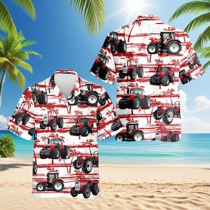 Puede incluir: Camisa blanca de manga corta con un estampado de tractores rojos, palmeras y rayas rojas. La camisa se muestra en una playa con cielo azul y mar. La camisa tiene un cuello clásico y un corte relajado. El diseño se repite en la camisa.