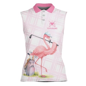Op de afbeelding: Mouwloos golfshirt met een roze flamingo-afbeelding. Het shirt heeft een roze kraag en een witte sluiting met drie knopen. De flamingo draagt een blauwe pet en houdt een golfclub vast. Het shirt heeft een roze ruitpatroon en de tekst "YOUR NAME".