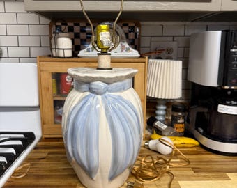 Vintage Hollywood art deco regency  table lamp STUNNING blue and white bow ribbon  working