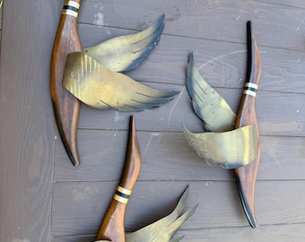 Juego de 3 patos voladores MCM, decoración de pared vintage de madera y latón, estilo retro de los años 60, gansos de mediados de siglo.