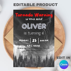 Könnte beinhalten: Eine Geburtstagseinladung mit einem Tornado-Thema. Die Einladung enthält den Text "Tornado Warning" und "Oliver is turning 6". Das Design umfasst einen stürmischen Himmelshintergrund und eine Waldsilhouette am unteren Rand. Bearbeitbar in Canva.