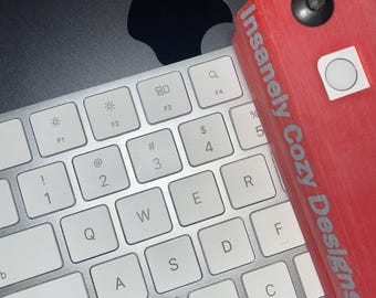 Anpassbare Apple Touch ID Hülle. Schreibtisch Accessoire und Dekoration.