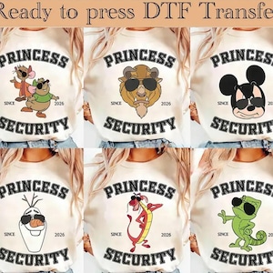 Może przedstawiać: Kremowe wzory transferu DTF z postaciami z kreskówek w okularach przeciwsłonecznych. Każdy wzór zawiera słowa "PRINCESS SECURITY" i rok "2026". Postacie to mysz, bestia, Myszka Miki, Olaf, Mushu i kameleon.