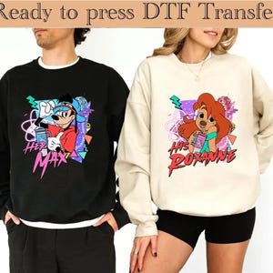 Puede incluir: Una sudadera negra con un gráfico de Max y el texto Her Max y una sudadera color crema con un gráfico de Roxanne y el texto His Roxanne. Ambos diseños incluyen formas geométricas de neón, una bola de discoteca y un vaso de bebida.
