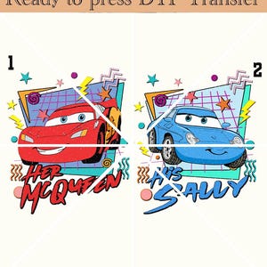 Può includere: Trasferimento DTF con due disegni di auto dei cartoni animati. Uno è rosso con la scritta "Her McQueen", l'altro è blu con la scritta "His Sally". Entrambi i disegni hanno uno stile retrò anni '80 con stelle, fulmini e forme geometriche.