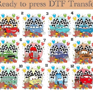 Op de afbeelding: Een vel met twaalf Ready to press DTF-transfers met diverse cartoonraceauto's, geblokte vlaggen, verjaardagstaarten, ballonnen en cadeautjes. Elke genummerde afbeelding toont een ander voertuigpersonage in een feestelijke setting.