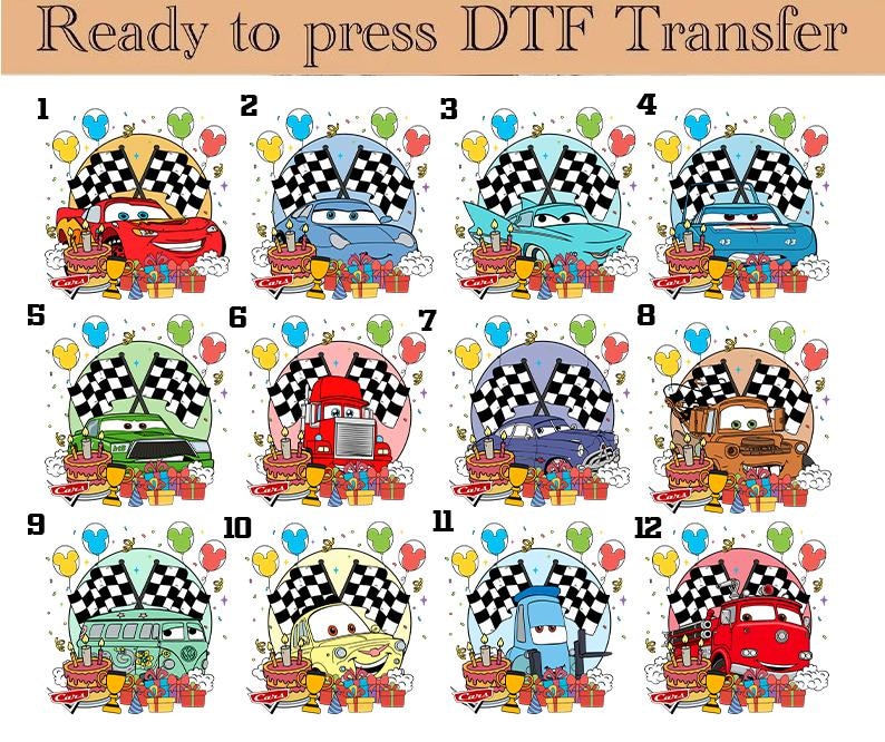 Op de afbeelding: Een vel met twaalf Ready to press DTF-transfers met diverse cartoonraceauto's, geblokte vlaggen, verjaardagstaarten, ballonnen en cadeautjes. Elke genummerde afbeelding toont een ander voertuigpersonage in een feestelijke setting.