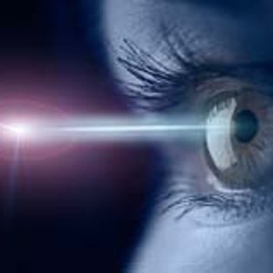 Puede incluir: Primer plano de un ojo humano con una luz brillante que sale de él.