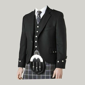 Puede incluir: Un conjunto formal negro de chaqueta, chaleco y kilt. La chaqueta tiene solapas con muescas y el chaleco tiene botones cuadrados. El kilt es de patrón escocés gris y negro. Una corbata y un sporran a juego completan el conjunto.