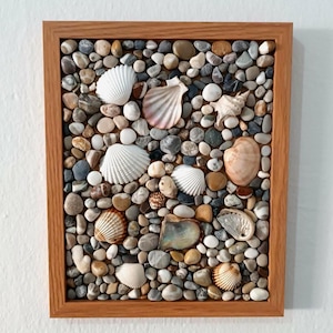 Inramade kustskatter - Snäckkonst - Inramade stenar och snäckor - Konstverk med havstema - Beachcombers samling - Önskestenar