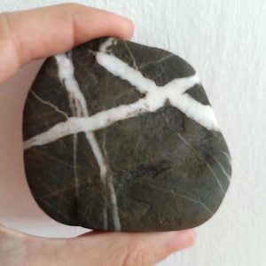 5つの強力な願い石 - 白い線の入った石 - 魔女の石 - 天然の縞模様の岩