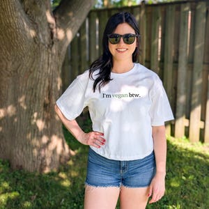 Vegan T-Shirt for Women - I’m Vegan Btw Shirt – Minimal Design Crop Top Tee – Plant Based Gift – Eco Friendly Cruelty Free Clothing
