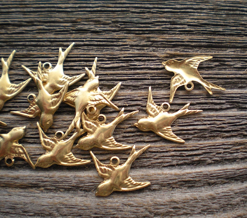 12 small brass bird charms ZE333 image 3