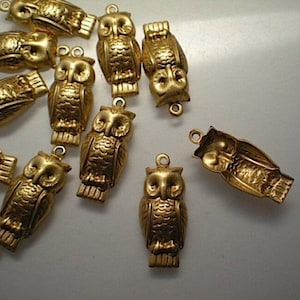 12 brass owl charms ZE323