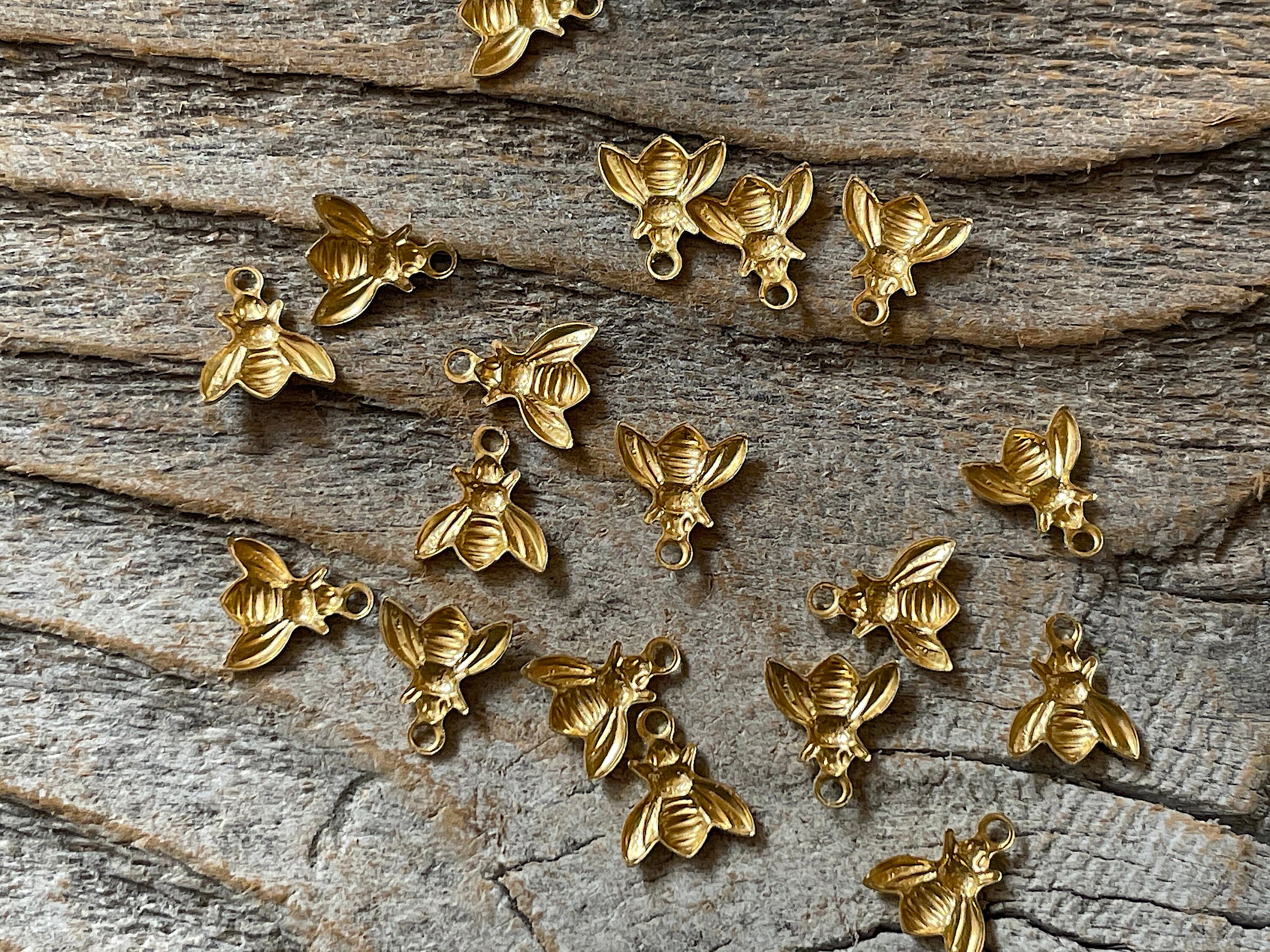18 Teeny Tiny Brass Bee Charms ZF126 - Etsy 18 Teeny Tiny Brass Bee Charms ZF126 - Etsy