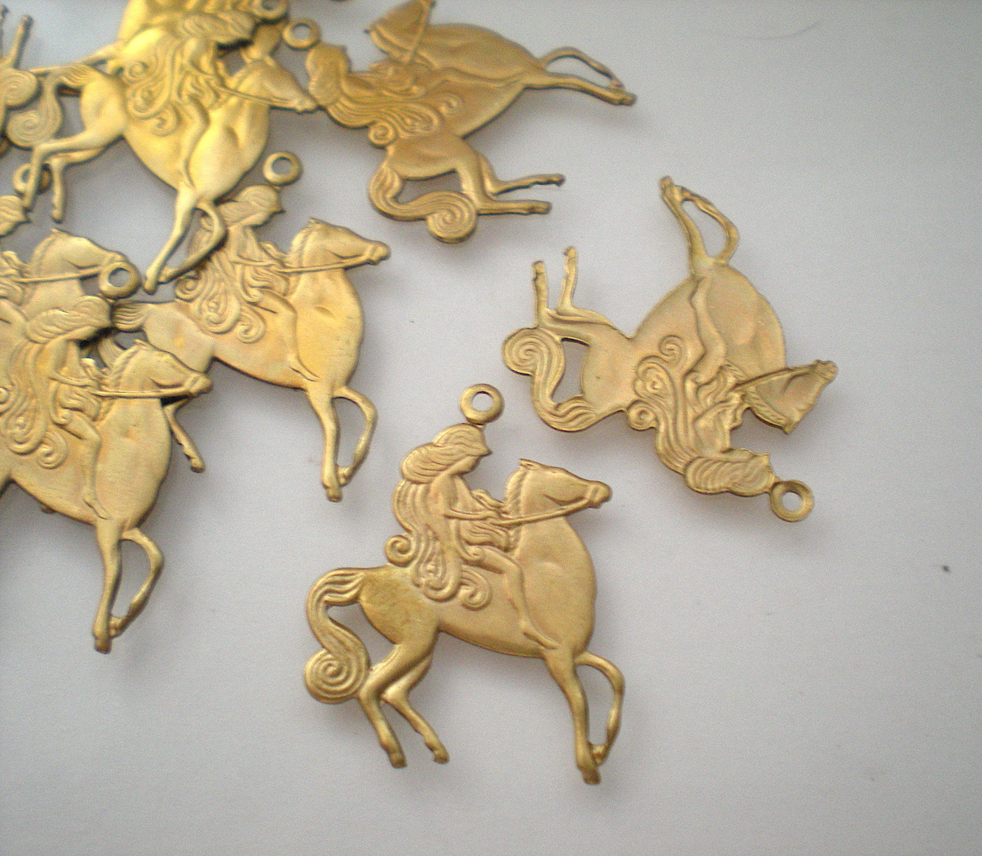 12 mittelgroße Reiter Charms aus Messing ZI001