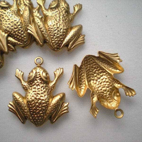 6 medium brass frog charms ZE515