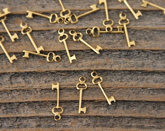 18 Tiny Brass Key Charms ZH504 - Etsy