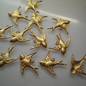 12 small brass bird charms ZE333 image 1