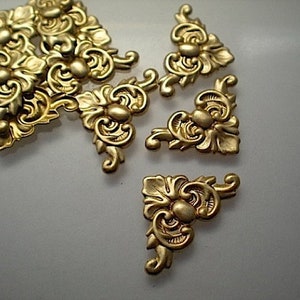 12 small brass corner brackets ZC224
