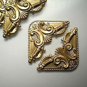6 brass ornate corner brackets ZC245