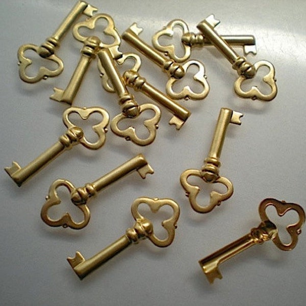 12 small brass key charms ZH505