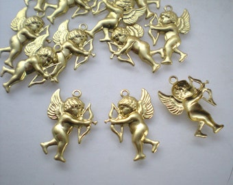 12 brass small angel with arrow charms, 6 facing left, 6 facing right ZI088