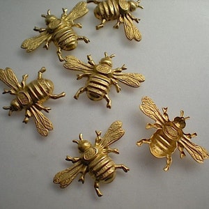 6 small brass bumblebee charms ZF111