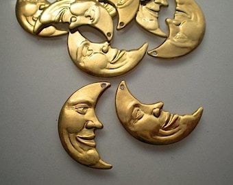 12 man in the moon charms, facing right ZB202
