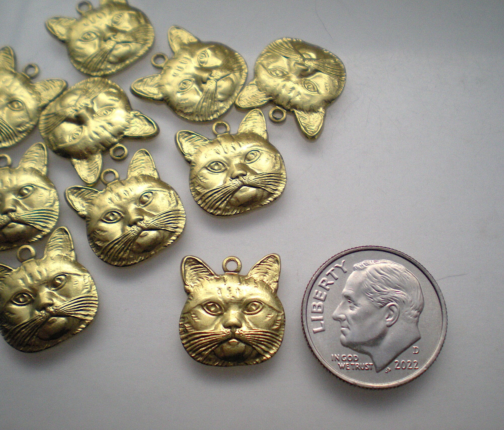 ハンドメイドねこチャーム　12個 ⑥ 真鍮製の小さなかわいい猫の顔チャーム12個 ZE192 - Etsy 日本