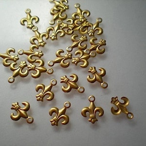 24 tiny fleur de lis charms ZD660