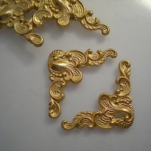 6 small brass ornate corner brackets ZC212