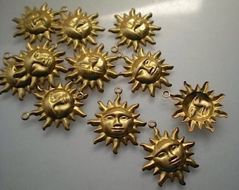 Può includere: Dieci ciondoli a forma di sole in metallo dorato con un design a forma di viso. Ogni ciondolo ha un anello per attaccarlo a una collana, un braccialetto o un altro gioiello.