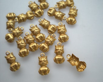 18 small brass cute seating cat charms ZE200